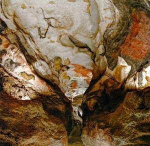 De Axiale Galerij toont uitgestorven oerrunderen op het plafond van de Lascaux-grot, Frankrijk.