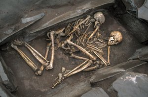 De botten van twee Scythen liggen in een 3000 jaar oud graf in Arzhan-2. door Sisse Brimberg