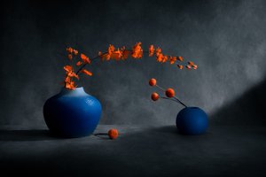 Blauwe vazen met oranje bloemen
