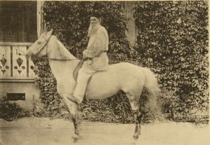 Russische auteur Leo Tolstoy te paard, Moskou, Rusland, 1890s door Sophia Andreevna Tolstaya