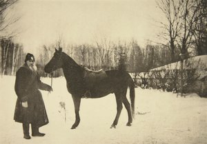 Russische auteur Leo Tolstoy met een paard, Yasnaya Polyana, nabij Tula, Rusland, 1905 door Sophia Andreevna Tolstaya