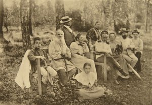 Russische auteur Leo Tolstoj met gasten, Jasnaja Poljana, nabij Tula, Rusland, 1895 door Sophia Andreevna Tolstaya