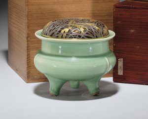 Grote Longquan celadon driepoot wierookbrander met Japanse gedeeltelijk vergulde metalen deksel door Southern Song Dynasty Chinese School