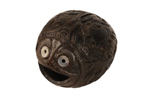 Gesneden kokosnoot spaarpot bugbear, Spaans Koloniaal, c.1800 (kokosnoot) door Spanish School