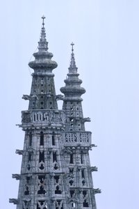 Detail van de klokkentoren spitsen door Spanish School