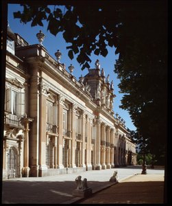 Voorgevel van het Koninklijk Paleis van de Granja de San Ildefonso, zomerresidentie van de koningen van Spanje