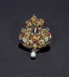 Sieraden: diamanten hanger, email op goud rond, smaragd en parel die Daniel in de leeuwenkuil voorstellen. 1550-1600. Uit Spanje. Parijs, Louvre Museum door Spanish School