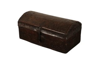 Met leer beklede koepelvormige kist, Spanje, ca. 1700