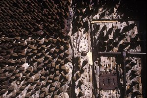 Metalen spikes ingebed in een kasteel deur door Spanish School