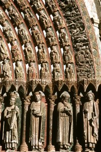 Nis en sluitsteen sculpturen van het westportaal