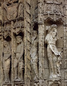 Sculpturaal detail van de linker deurpost van de ingangsfacade, gebouwd 1488-96