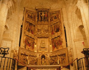 Het altaarstuk in de collegiale kerk