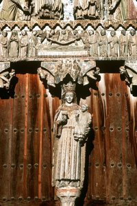 Het westportaal met beeld van Madonna en Kind en reliëf van het Laatste Oordeel