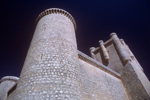 Uitzicht op een toren en de donjon van beneden