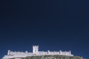 Uitzicht op het kasteel vanuit de Duero rivier vallei