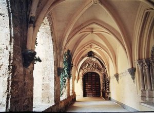 Zicht op de kloostergang van het klooster, gesticht in 1194 en verplaatst naar de huidige locatie in 1218