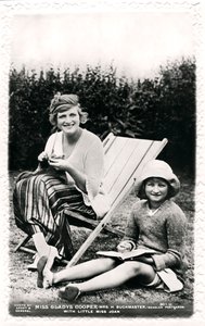 Gladys Cooper 1888-1971, Engelse actrice, met haar dochter Joan, begin 20e eeuw