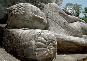 Het liggende beeld, dat de parinirvana van Boeddha afbeeldt, sculptuur, Tempel van Gal Vihara
