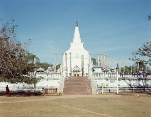 Zicht op de Thuparama Dagoba, Ruwanweli Seya door Sri Lankan School