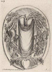 Cartouche in de vorm van een draperie opgehangen aan een cipres geflankeerd door skeletten door Stefano della Bella