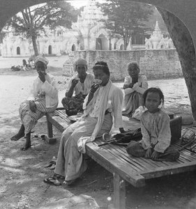 Een sociale kop koffie, Mandalay, Birma, 1908 door Stereo Travel Co