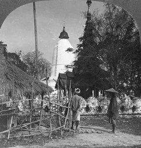 Een parapluvormige pagode, Bhamo, Birma, 1908 door Stereo Travel Co