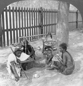 Ontbijt langs de weg bij Mandalay, Birma, 1908