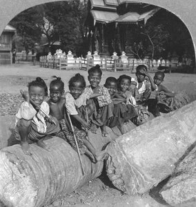 Birmese kinderen zittend op een palmlog, Birma, 1908