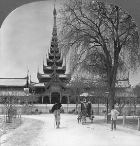 Vooraanzicht van het Koninklijk Paleis, Mandalay, Birma, 1908 door Stereo Travel Co