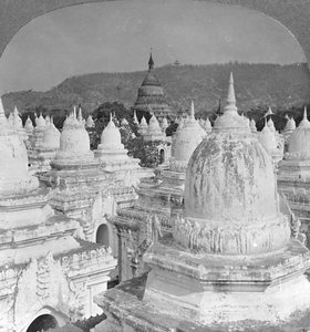 Uitzicht over de 450 pagodes in Mandalay, Birma, 1908 door Stereo Travel Co