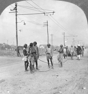 Mannen die op het punt staan een zware lading te trekken, Rangoon, Birma, 1908 door Stereo Travel Co