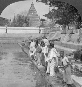 Pelgrims voeren heilige schildpadden, Arakan Pagoda, Mandalay, Birma, 1908 door Stereo Travel Co