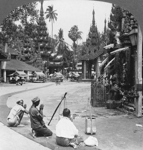 Aanbidding voor een idool, Shwedagon Pagode, Rangoon, Birma, 1908 door Stereo Travel Co