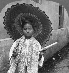 Jonge Birmese vrouw met een enorme sigaar, Rangoon, Birma, 1908 door Stereo Travel Co
