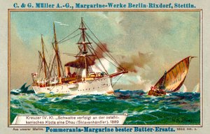Duitse kruiser Schwalbe achtervolgt een slavenschip voor de Oost-Afrikaanse kust door Willy  Stoewer 