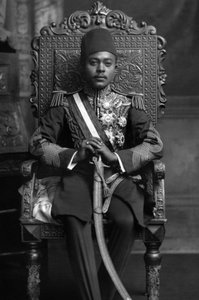 Sultan Ali II van Zanzibar door Studio Lafayette