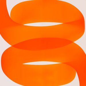 Dynamische oranje werveling door Studio Palette