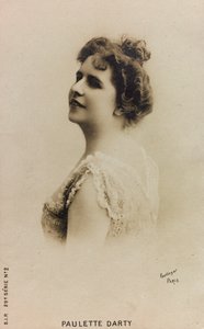 Portret van de Franse zangeres Paulette de Bardy, bekend als Paulette Darty; ansichtkaart door Studio Reutlinger