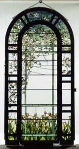 Een glas-in-lood raam met clematis wijnstokken, begin 20e eeuw door Studios Tiffany