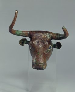 Kop van een stier, met koninklijk Soemerisch opschrift, bevestiging voor een meubelstuk of een harp, uit Telloh (oud Girsu) Vroege Dynastieke Periode, c.2500-2400 v.Chr.
