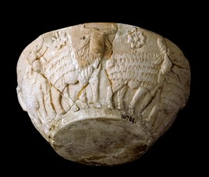 Sumerische kunst: kalkstenen snijwerk van ramreliëfs door Sumerian Sumerian