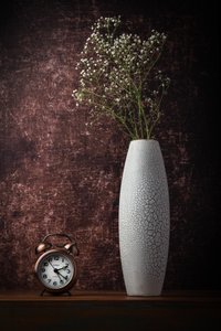 Vintage klok en bloemen door Sumit Dhuper