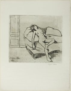 Louise naakt op een sofa