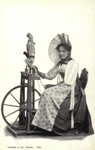 Vrouw zittend bij een spinnewiel door Swiss Photographer