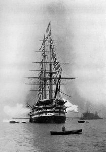 HMS Duke of Wellington vuurt een koninklijk saluut af als vlaggenschip in Portsmouth, Hampshire, 1896 door Symonds and Co