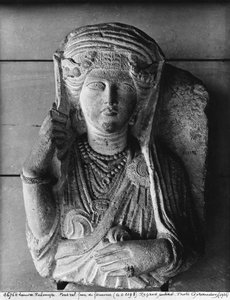 Grafreliëf van een vrouwelijke figuur, uit Palmyra, Syrië