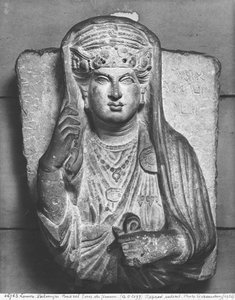 Grafreliëf van een vrouwelijke figuur, uit Palmyra, Syrië