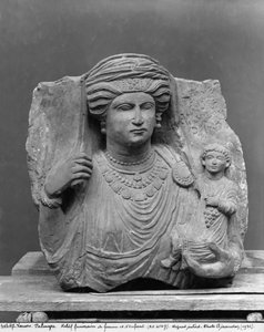 Grafreliëf van moeder en kind, uit Palmyra, Syrië