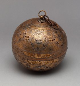 Geperforeerde bol, ca. 1300