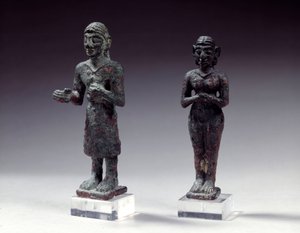 Beeldjes van aanbidders en godin in brons, uit Syrië 2300-2000 v.Chr. Parijs, Louvre Museum